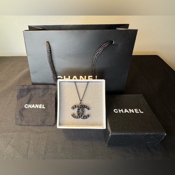 CHANEL Black Logo Interlocking CC Necklace ~ Full Inclusion with COA included - Picture 3 of 17